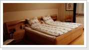 Doppelbett mit verstellbarem Lattenrost