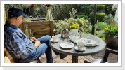 Tee trinen und den Garten genießen