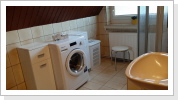 Das Bad ist mit Dusche. WC und Waschmaschine ausgestattet.