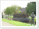 Jan trek und Hinek schuf bewegten so die Torfschiffe in den Kanälen von Papenburg. Diese Arbeit machten auch oft Frauen. Jan trek und Hinek schuf bewegten so die Torfschiffe in den Kanälen von Papenburg. Diese Arbeit machten auch oft Frauen.